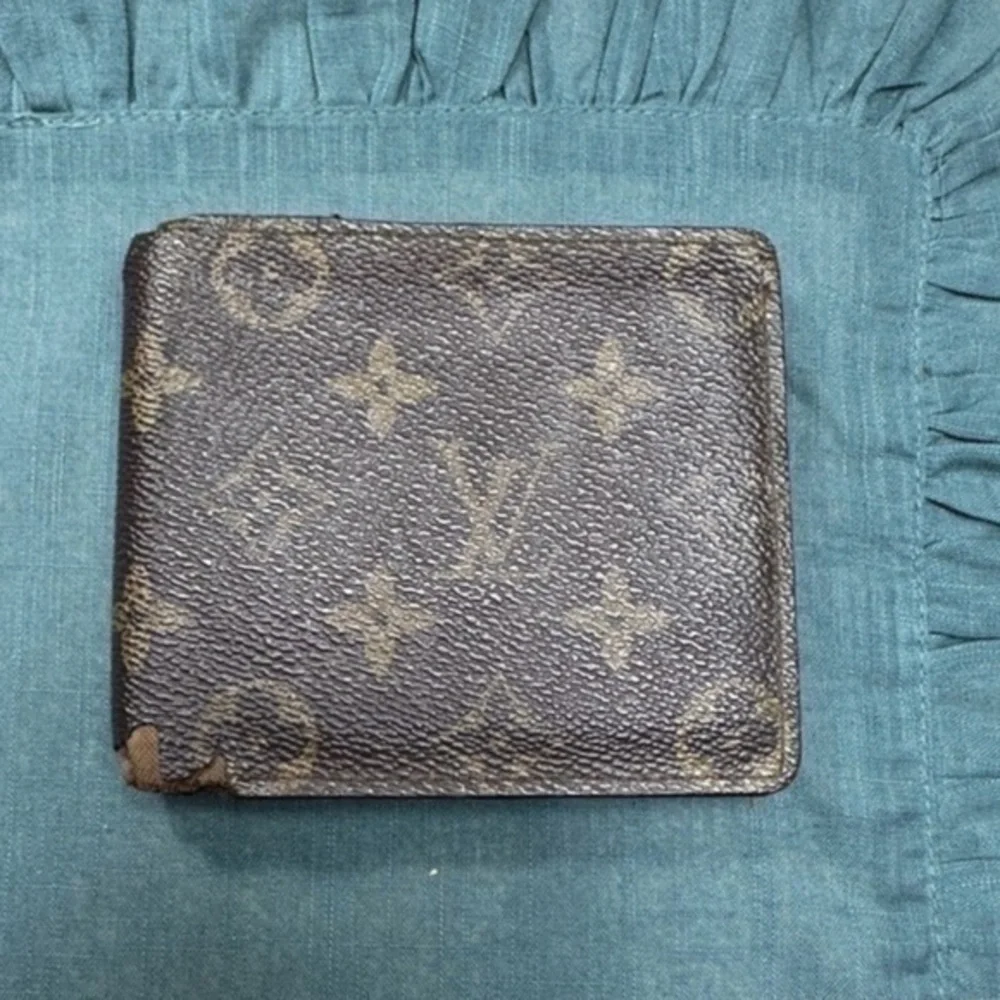 AUTHENTIC Louis Vuitton wallet. Monogram canvas.